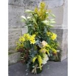 composition en hauteur enterrement colore, by Tout Fleur Tout flamme, florist in L'Haÿ-les-Roses