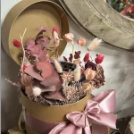 Boite à chapeaux avec fleurs séchées, par Le Comptoir des Fleurs, fleuriste à Castelculier