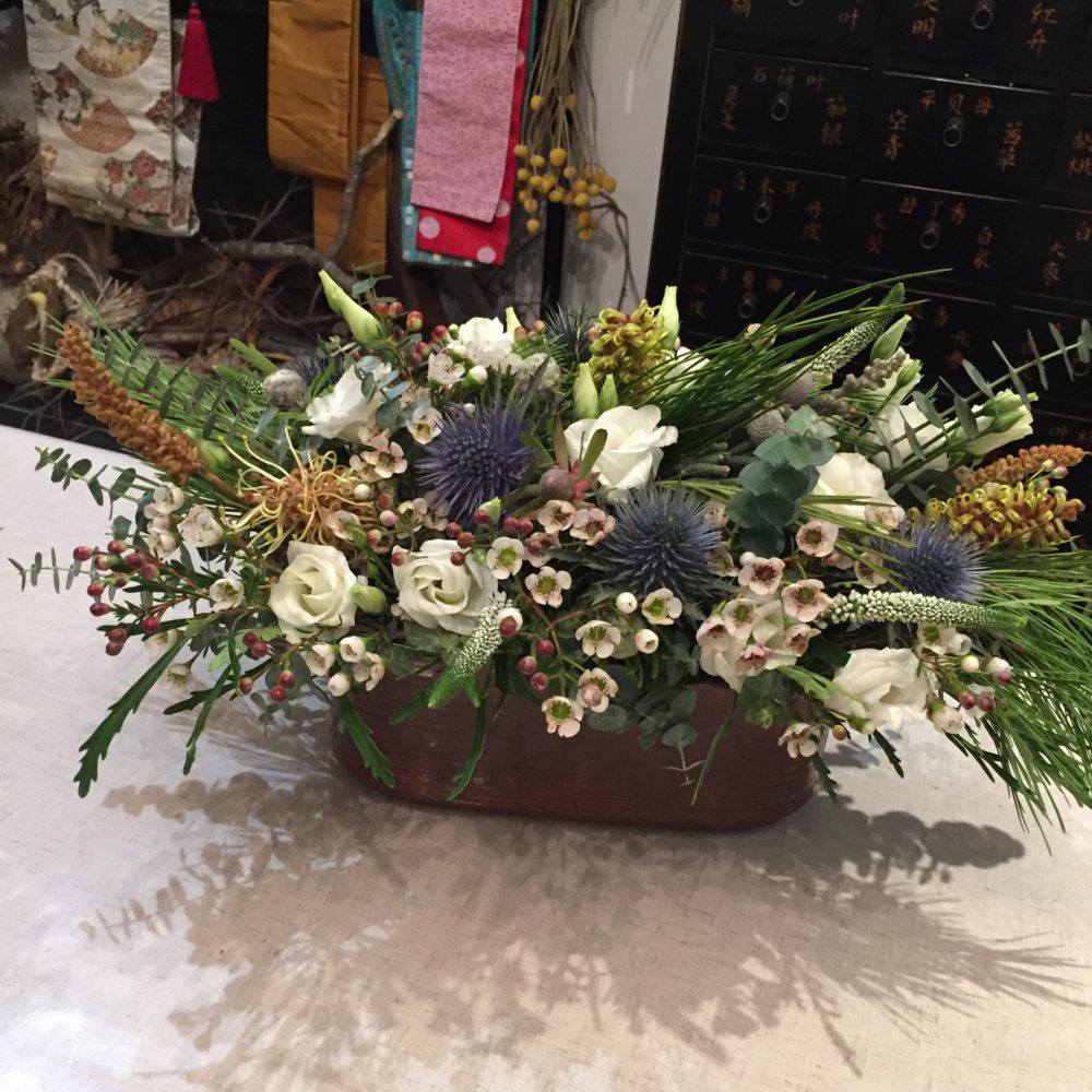 Céramique rouille avec des fleurs de saison, par Hanakawa, fleuriste à Meudon