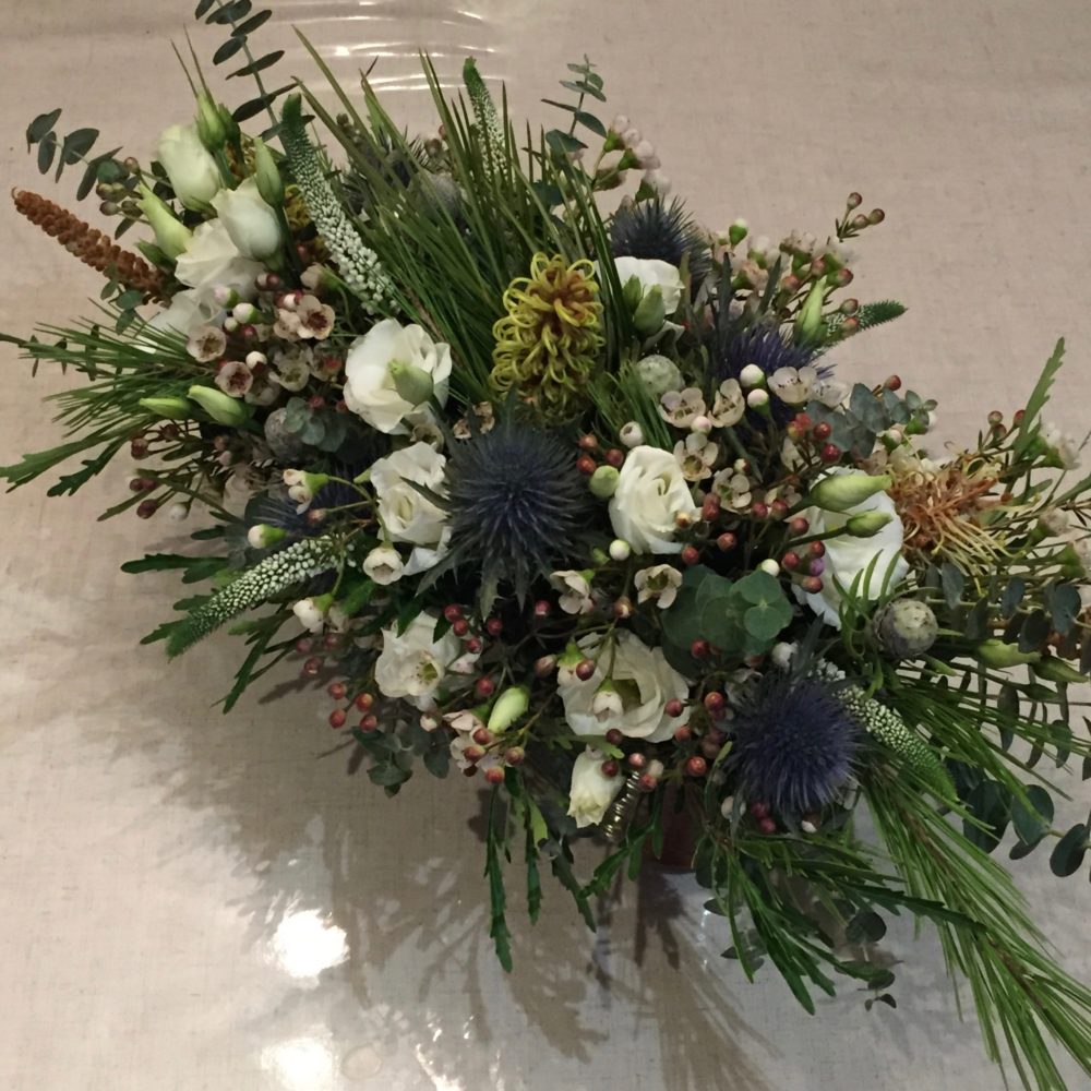 Céramique rouille avec des fleurs de saison