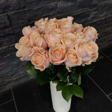 votre artisan fleuriste vous propose le bouquet : Brassée de Roses (saison tout l'été) **