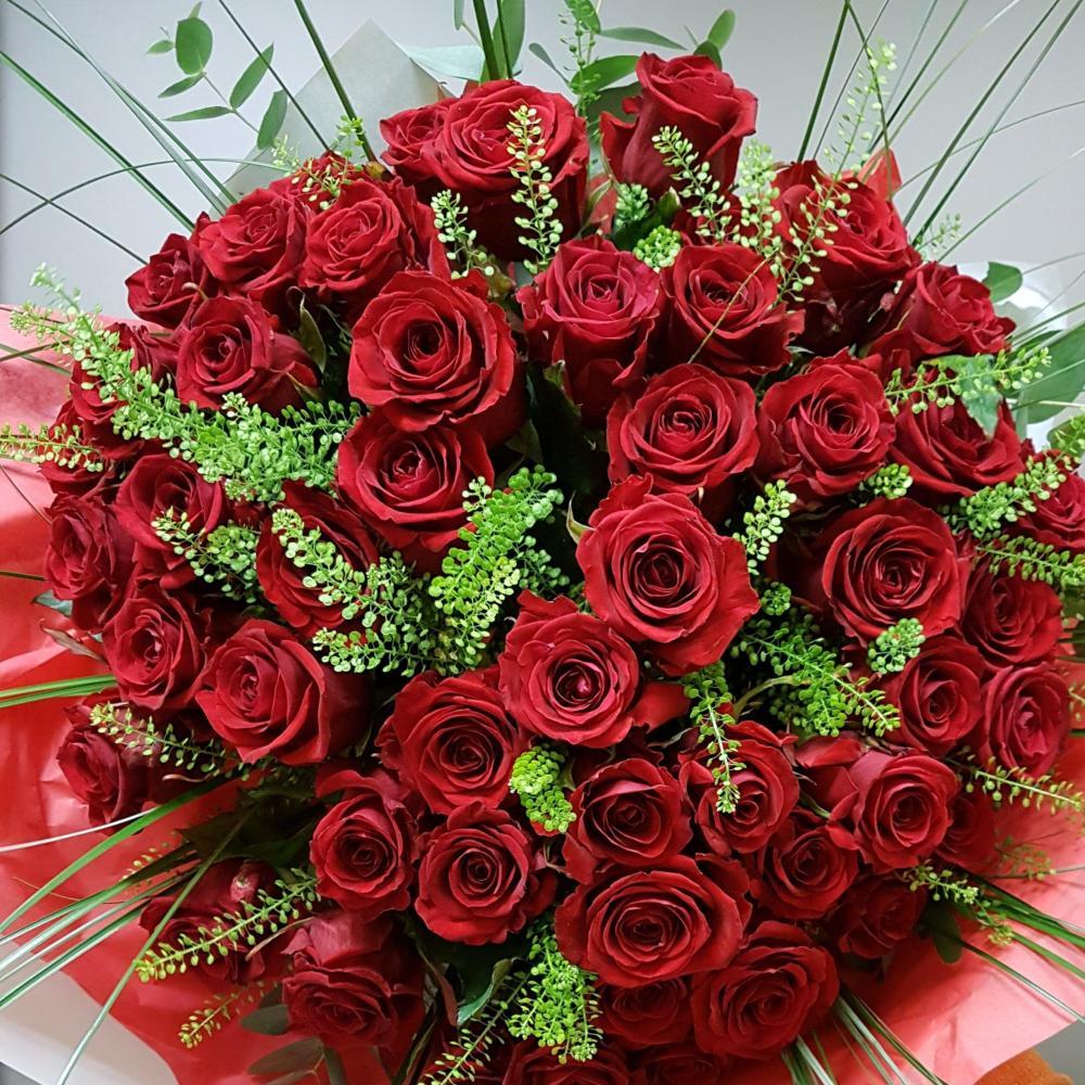 Photo libre de droit de Fleuriste Faire Un Bouquet De Roses Rouges  Enveloppe En Papier Kraft Sur Une Table En Bois Vue De Dessus Style  Rustique banque d'images et plus d'images libres