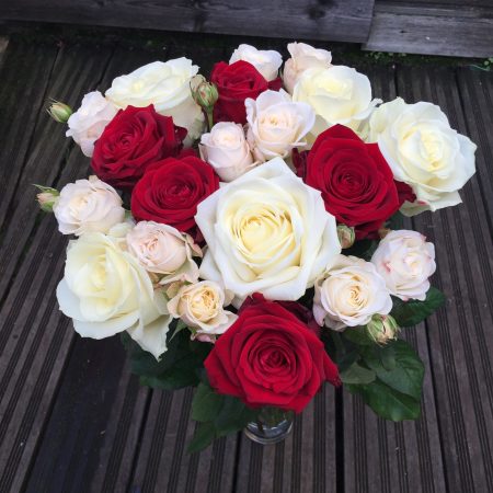 votre artisan fleuriste vous propose le bouquet : Valentine Roses Tricolores