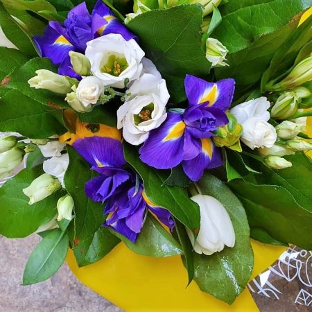 votre artisan fleuriste vous propose le bouquet : Comme Un Air De Printemps...