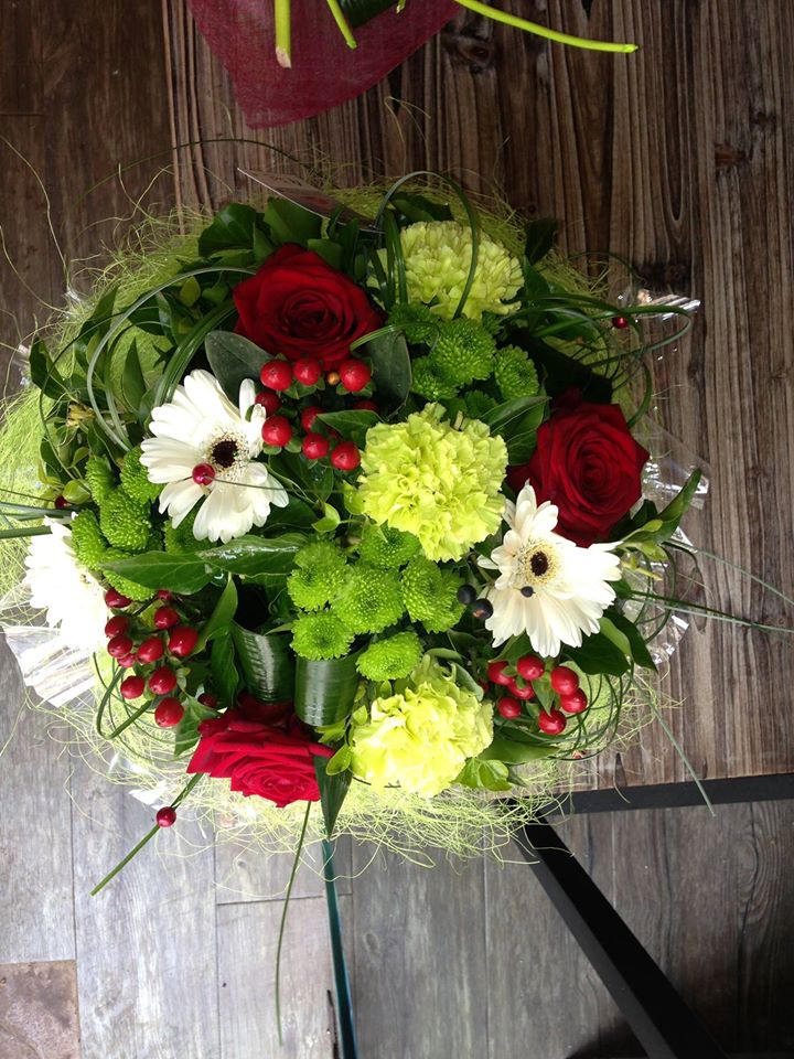 Bouquet rond vert, blanc, rouge, par Art Floral Le Puy en Velay, fleuriste à Le Puy-en-Velay