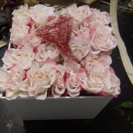 votre artisan fleuriste vous propose le bouquet : Boîte à Chapeau