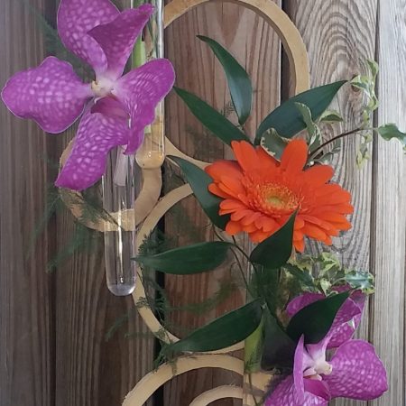 votre artisan fleuriste vous propose le bouquet : Structure en bois