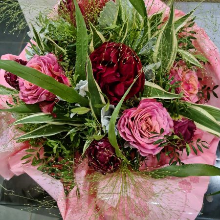 votre artisan fleuriste vous propose le bouquet : Bouquet bulles d'eau champêtre rose et rouge
