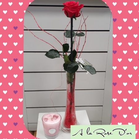 votre artisan fleuriste vous propose le bouquet : Rose éternelle vase et bougie