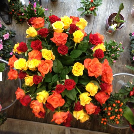 votre artisan fleuriste vous propose le bouquet : Bouquet Roses multicolore