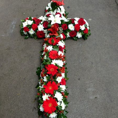 Croix deuil, par Art Floral Le Puy en Velay, fleuriste à Le Puy-en-Velay