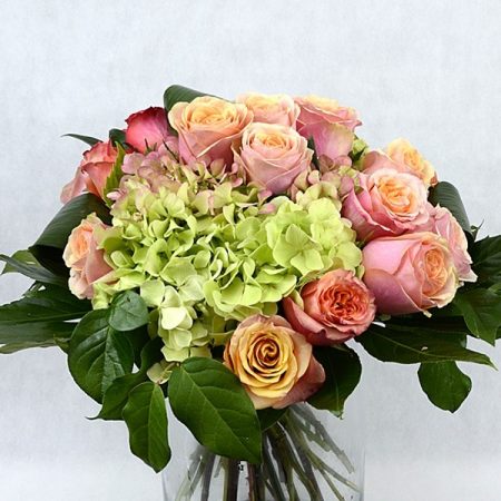 votre artisan fleuriste vous propose le bouquet : Bouquet Rond Serre Hortensia Roses