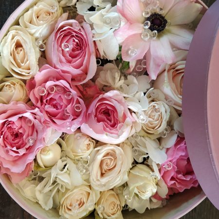 votre artisan fleuriste vous propose le bouquet : Boxflower Nacre