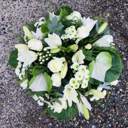 votre artisan fleuriste vous propose le bouquet : Coussin rond blanc