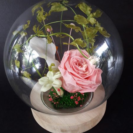 votre artisan fleuriste vous propose le bouquet : composition florale / cloche en verre / a poser