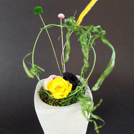 votre artisan fleuriste vous propose le bouquet : composition florale / vase en beton gris / a poser