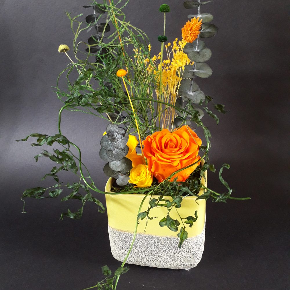 composition florale / vase en ceramique carre gm / a poser, par Lili la main verte, fleuriste à Talence