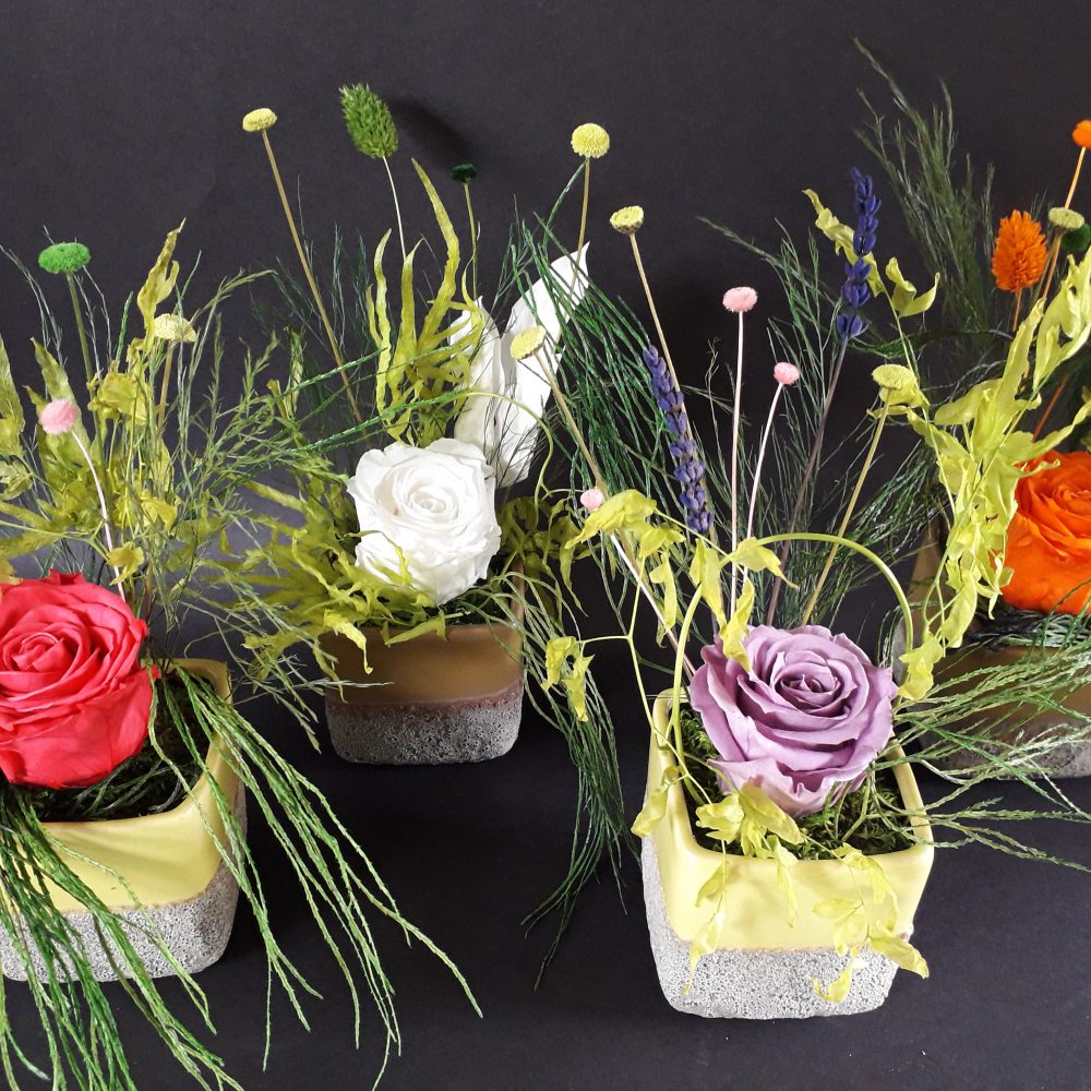 ccomposition florale / vase en ceramique carre pm / a poser, par Lili la main verte, fleuriste à Talence