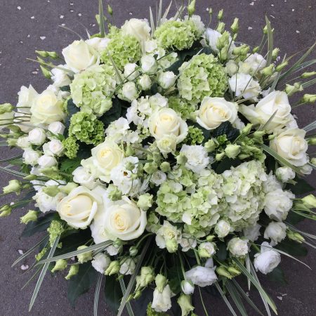 votre artisan fleuriste vous propose le bouquet : DEUIL EN FLEURS COUSSIN ROND BLANC