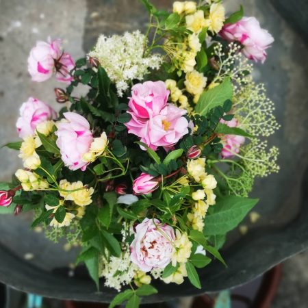votre artisan fleuriste vous propose le bouquet : Rosie - bouquet de printemps