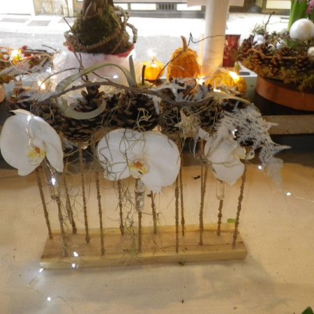 Centre De Table Festif, par Akane - Le murmure des fleurs, fleuriste à Barjols