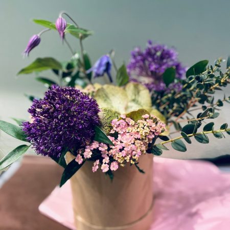 votre artisan fleuriste vous propose le bouquet : Bouquet "Chapeau Chic"