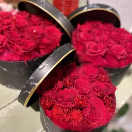 Boîte à Chapeau Roses Eternelles, par Magnolia Fleuriste, fleuriste à Antibes