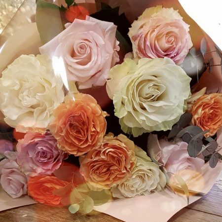 votre artisan fleuriste vous propose le bouquet : Bouquet De Roses Multicolore