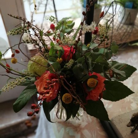 votre artisan fleuriste vous propose le bouquet : Bouquet Nature Avec Des Branchages