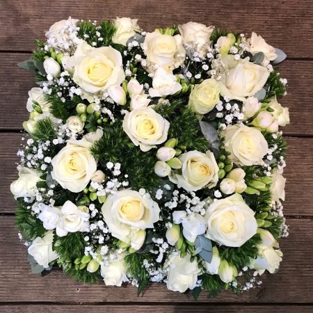 votre artisan fleuriste vous propose le bouquet : Gerbe Carré "dernier Hommage en Fleurs"