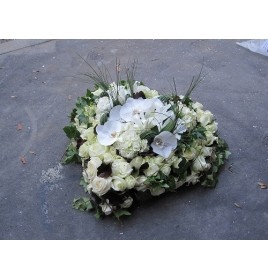 votre artisan fleuriste vous propose le bouquet : COEUR ENTERREMENT CHARME