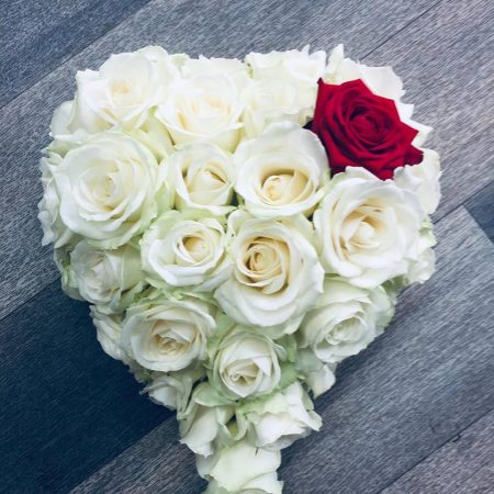 votre artisan fleuriste vous propose le bouquet : Coeur de Roses - Deuil