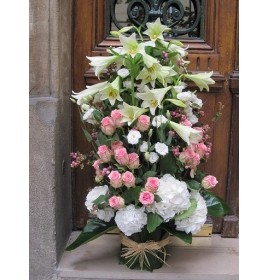composition en hauteur enterrement pastel, par Tout Fleur Tout flamme, fleuriste à L'Haÿ-les-Roses