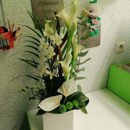votre artisan fleuriste vous propose le bouquet : Composition En Hauteur Blanc/Vert
