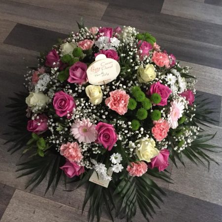 votre artisan fleuriste vous propose le bouquet : Coussin rond - Deuil