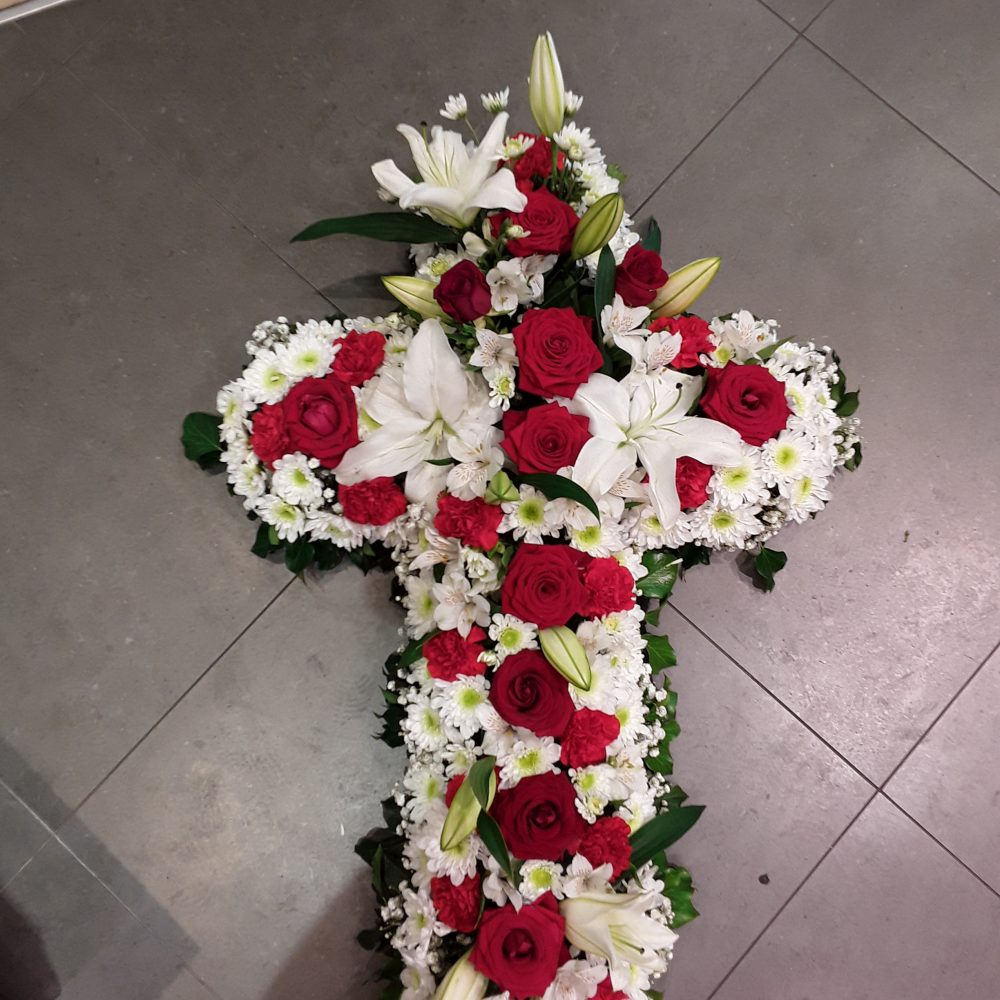 croix funéraire, par Tropix Illkirch-Graffenstaden, fleuriste à Illkirch-Graffenstaden
