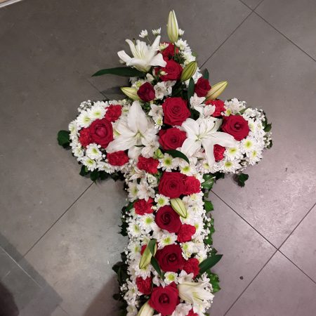 votre artisan fleuriste vous propose le bouquet : croix funéraire