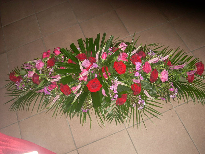 Dessus De Cercueil, par Akane - Le murmure des fleurs, fleuriste à Tavernes