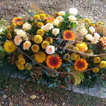 votre artisan fleuriste vous propose le bouquet : Dessus De Cercueil