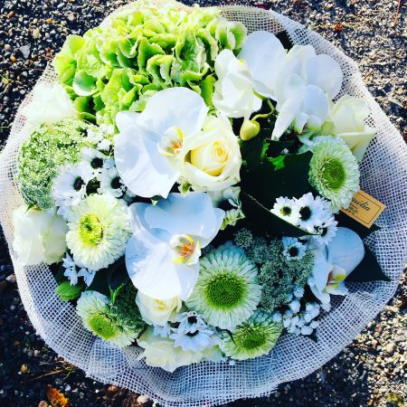 votre artisan fleuriste vous propose le bouquet : Bouquet Rond blanc avec orchidées