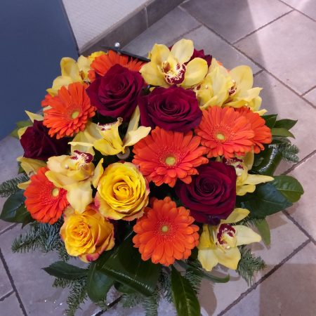 votre artisan fleuriste vous propose le bouquet : Deuil Coussin Colore