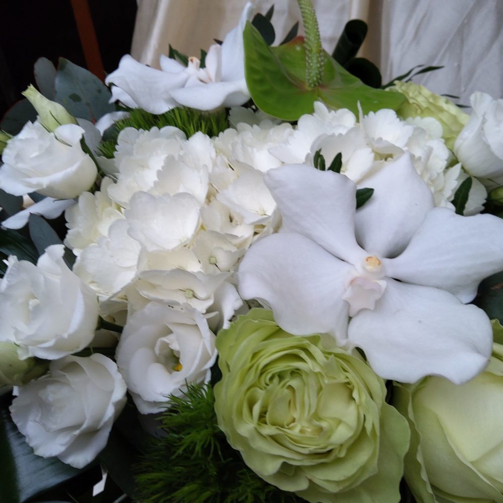 Bouquet Rond Blanc, par Lobélia, fleuriste à Saint-Joachim
