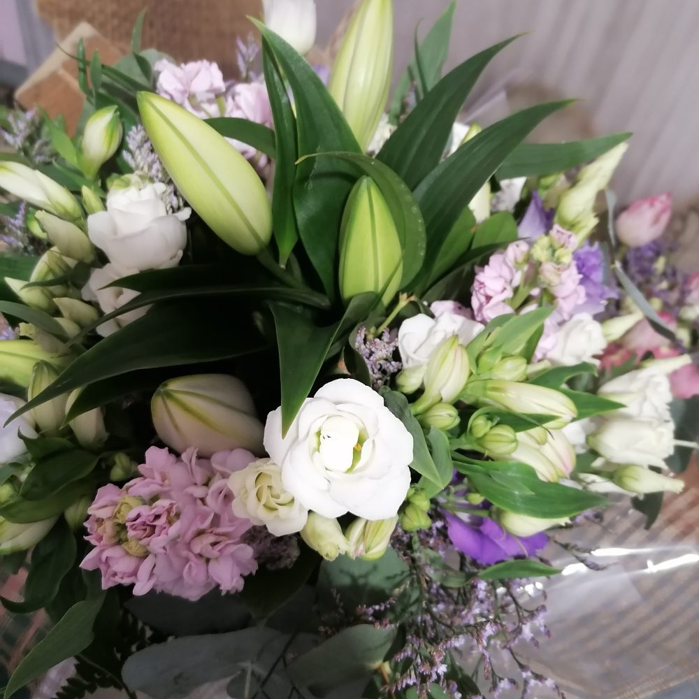Bouquet Mauve Et Blanc, par Le trèfle à quatre fleurs, fleuriste à Gondecourt