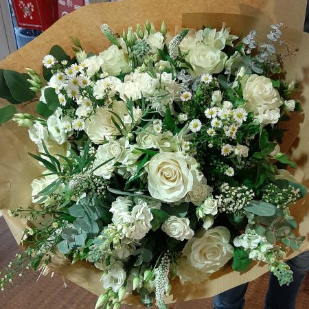 votre artisan fleuriste vous propose le bouquet : Bouquet De Fleurs Blanche Xxl