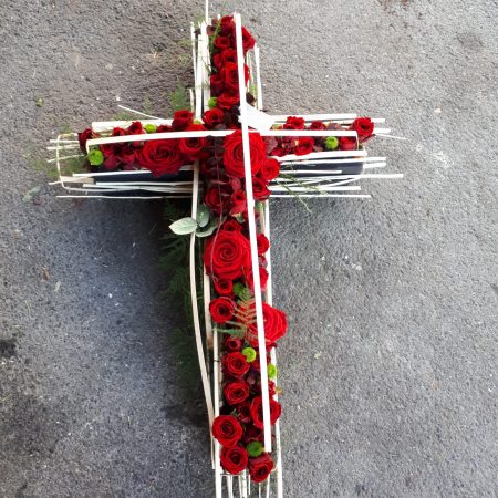 votre artisan fleuriste vous propose le bouquet : Croix Moderne