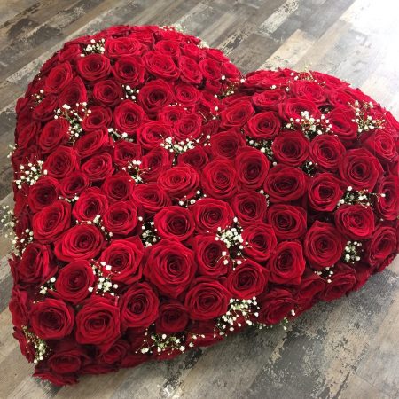 votre artisan fleuriste vous propose le bouquet : Coeur De Deuil (Composé De Roses)