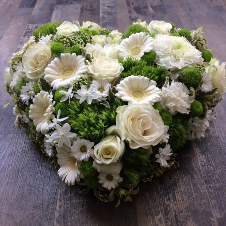votre artisan fleuriste vous propose le bouquet : Coeur De Deuil (Composé De Fleurs Variées)