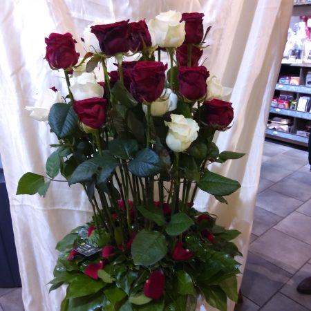 votre artisan fleuriste vous propose le bouquet : Dernier Aurevoir Avec Des Roses
