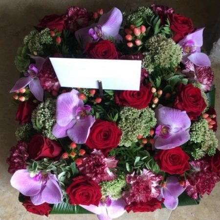 votre artisan fleuriste vous propose le bouquet : Coussin Carré Deuil