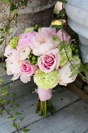 votre artisan fleuriste vous propose le bouquet : Bouquet de Roses et pivoines